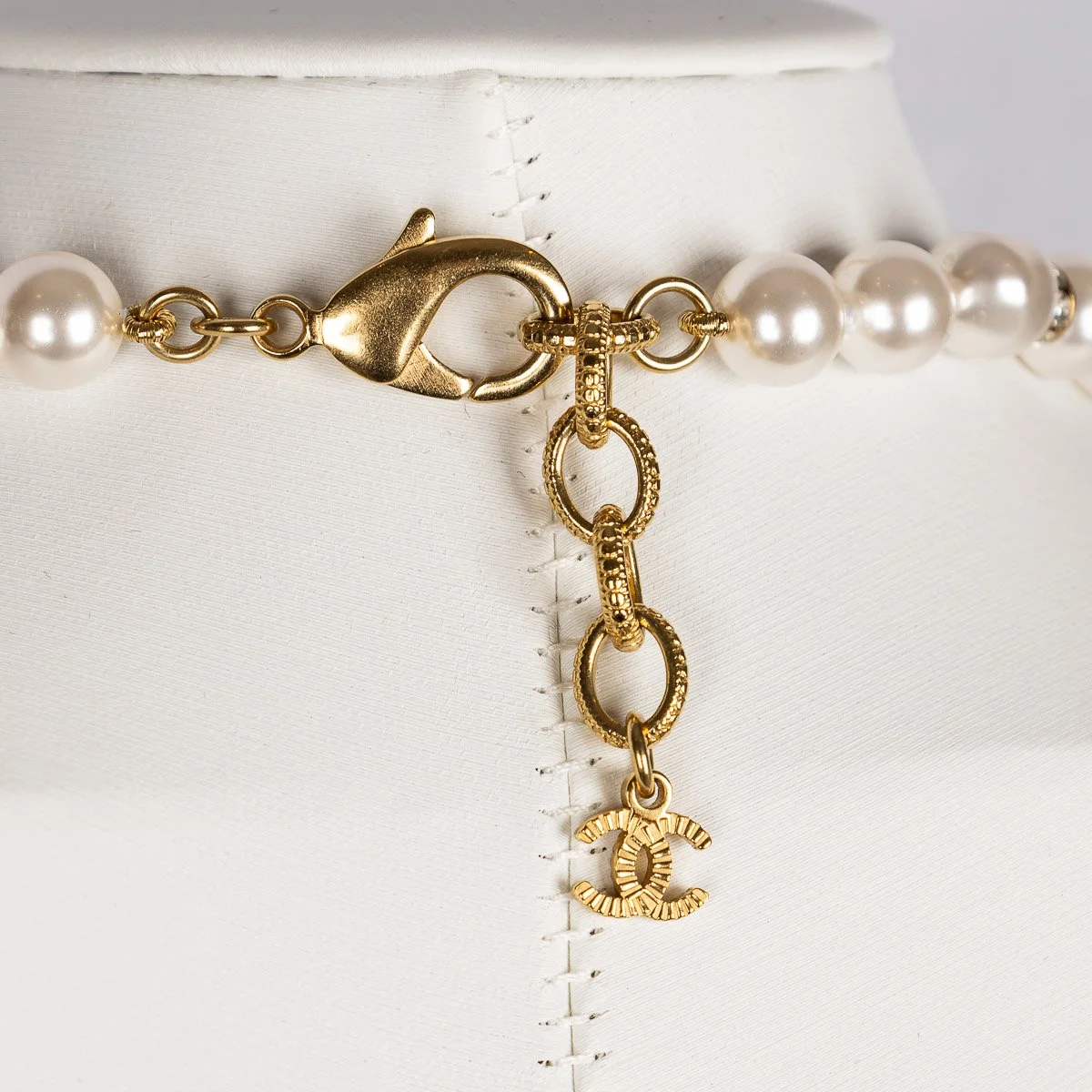 【希少】CHANEL pearl necklaceクリスタル＆パール ネックレス 大人気ネックレス【CHANEL】パールCCマーク チョーカー (CHANEL